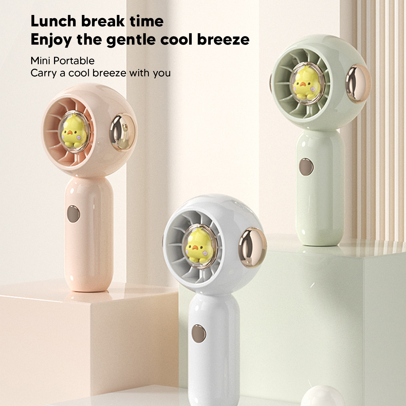 Drei Mini-Ventilatoren mit Küken-Motiv in Rosa, Weiß und Grün auf Podesten.