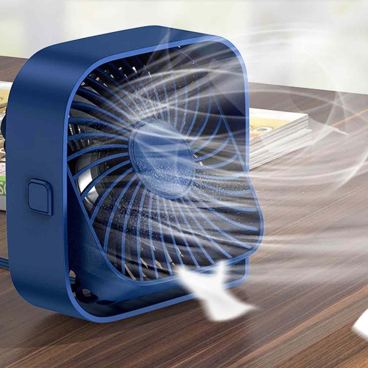 Ein blauer Ventilator auf einem Holztisch, der Luft ausstößt.