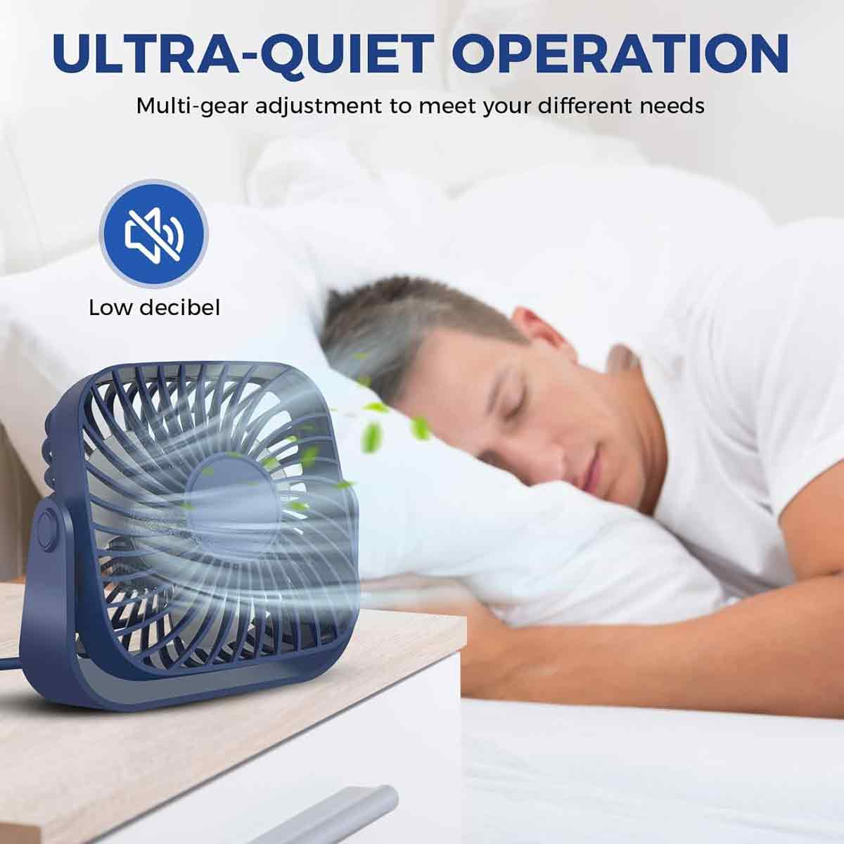 Ein blauer Ventilator steht auf einem Nachttisch neben einem schlafenden Mann.