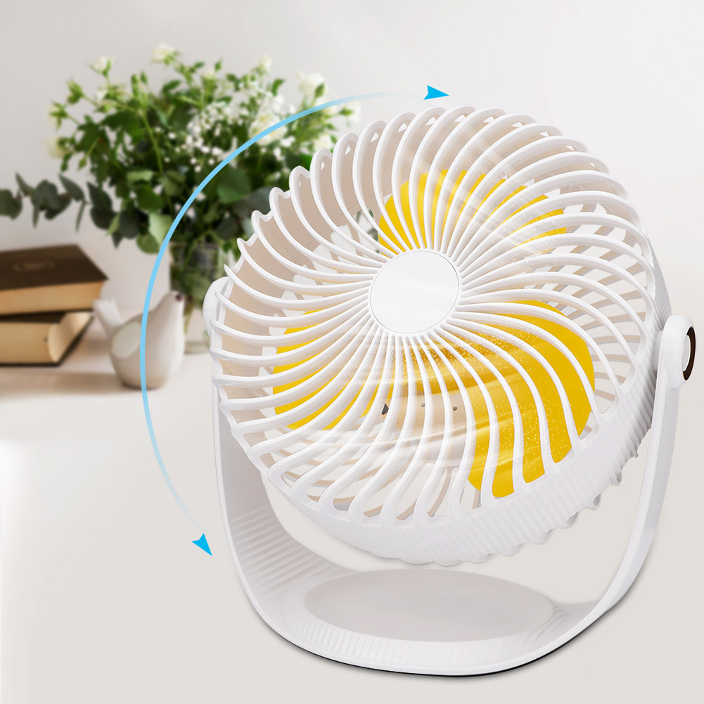 Ein kleiner weißer Ventilator mit gelben Rotorblättern steht auf einem Tisch.