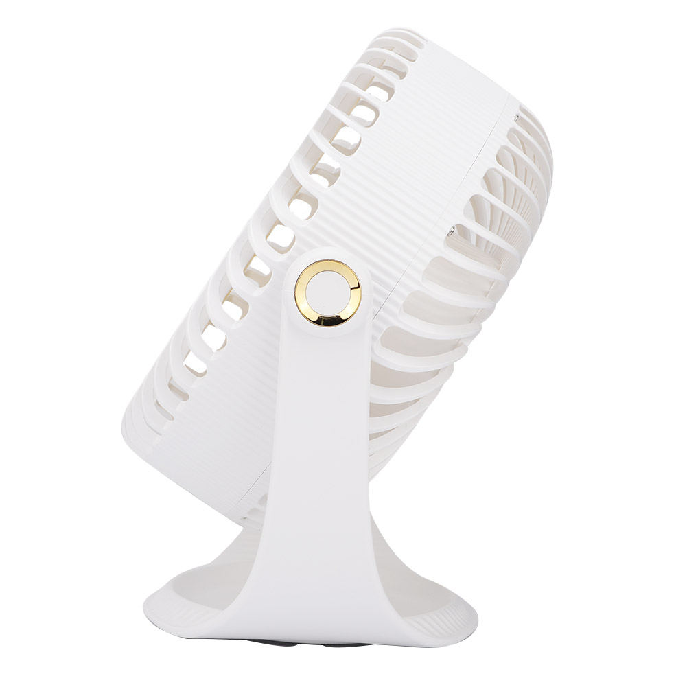 Ein weißer Ventilator mit goldenem Akzent steht auf einem Sockel.