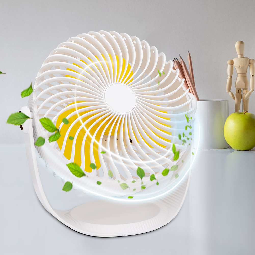 Ein weißer Ventilator mit gelben Rotorblättern, der Luft und Blätter bewegt.