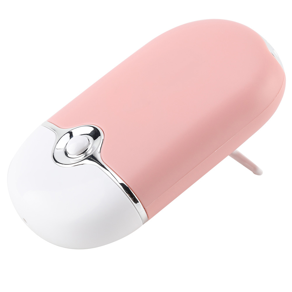 Ein kleiner, pinker, ovaler tragbarer Ventilator mit weißer Spitze und silbernem Knopf.