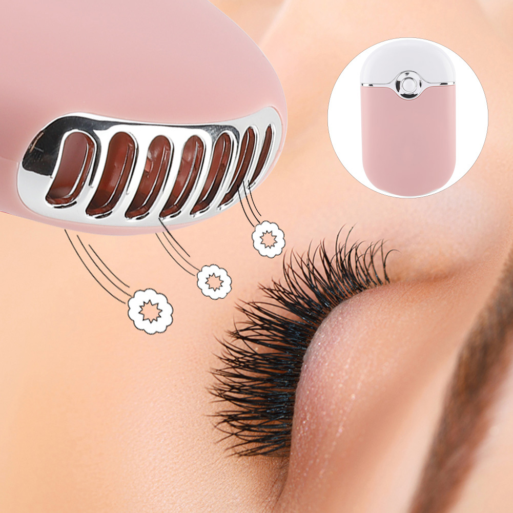 Ein rosafarbener Mini-Ventilator trocknet Wimpern. Nahaufnahme.