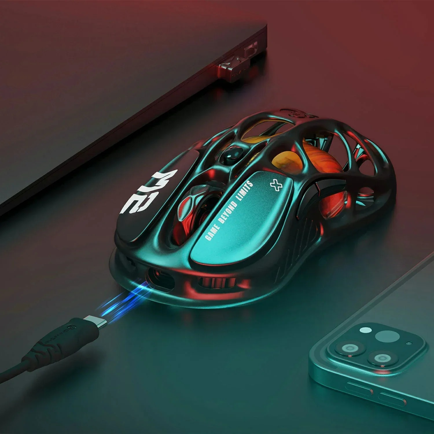 Futurystyczna, ażurowa mysz gamingowa w kolorze turkusowym i czarnym, podłączona USB-C.