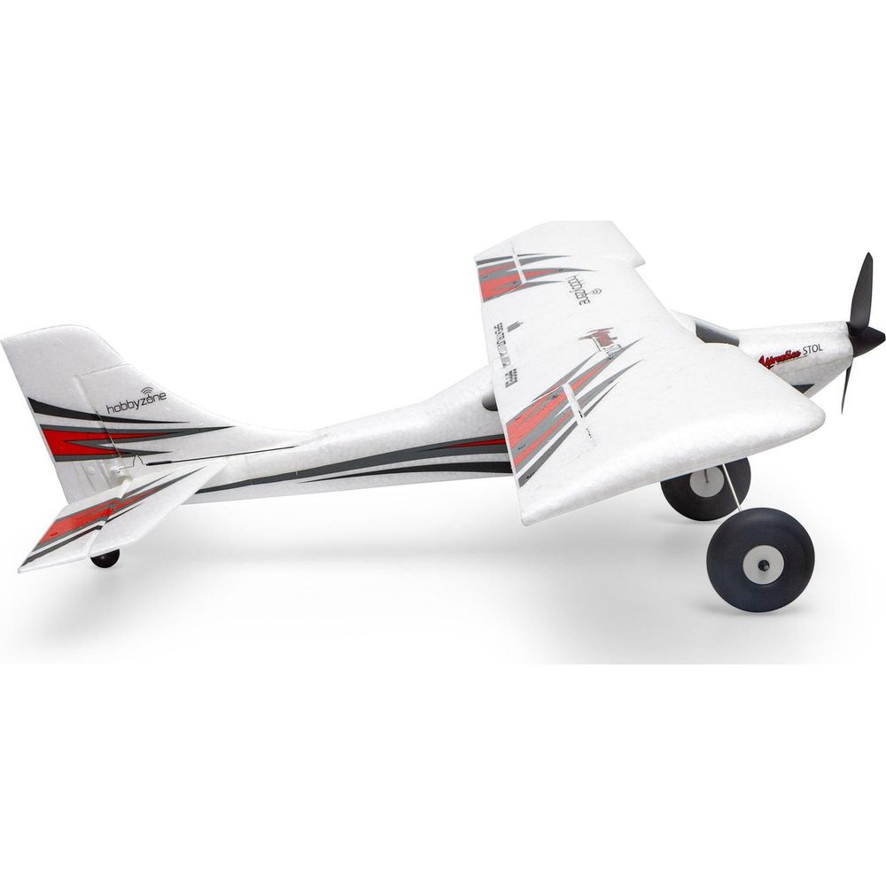 Un avion modèle blanc avec des accents rouges et deux roues.
