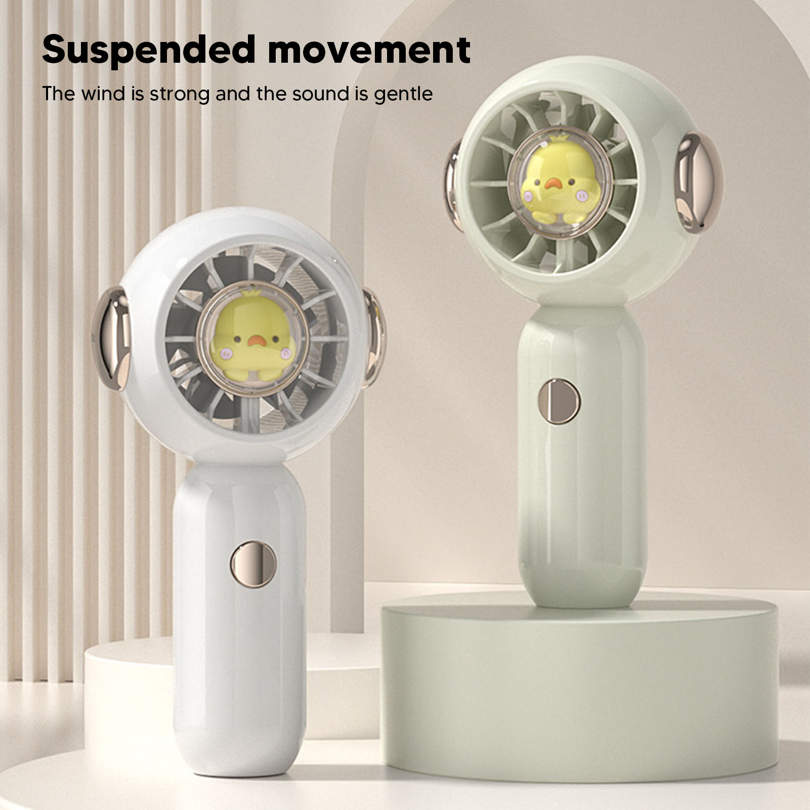 Zwei niedliche gelbe Küken-Ventilatoren, einer weiß, einer grün, auf einem Sockel.