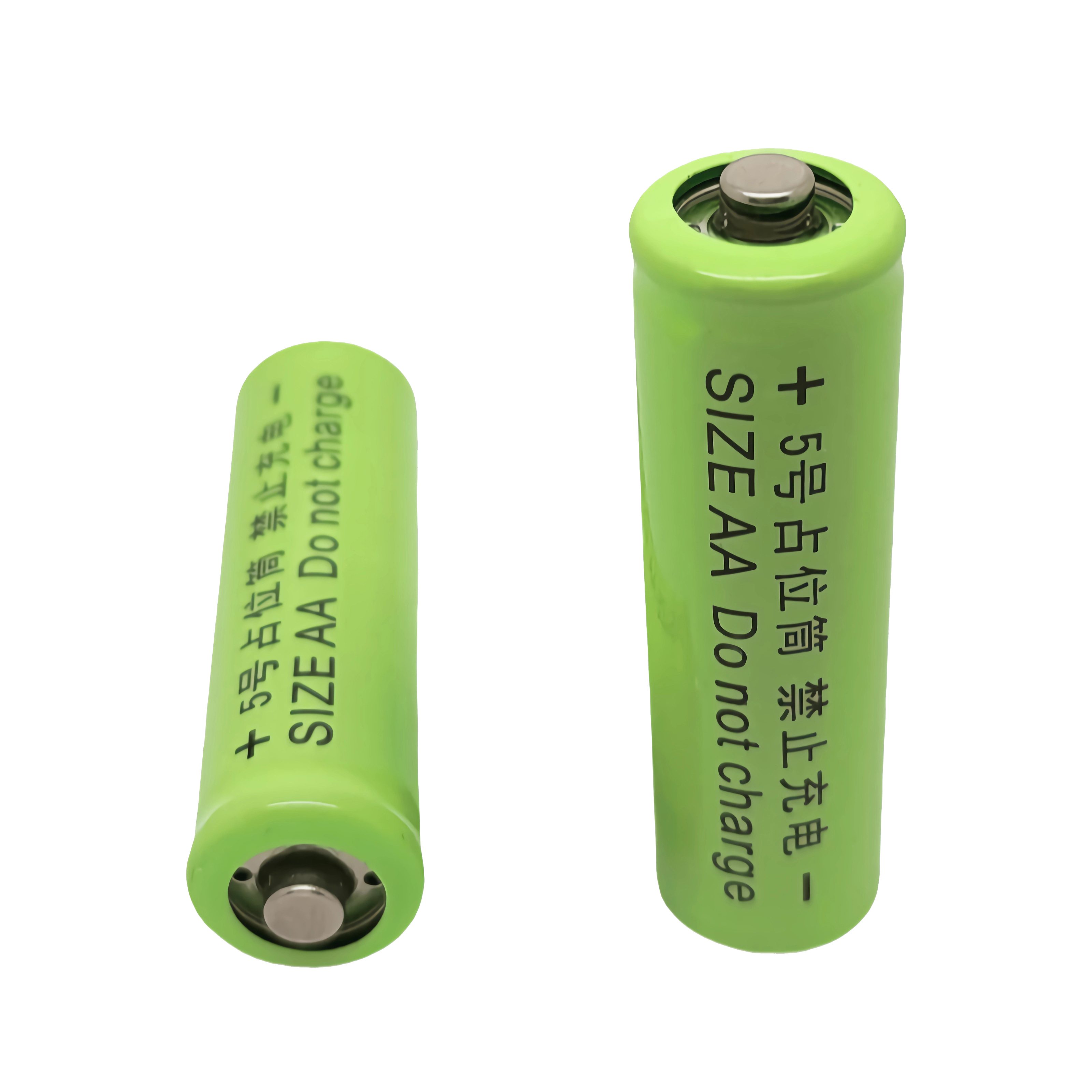Zwei grüne AA-Batterien mit Metallspitzen, beschriftet mit chinesischen Zeichen und 'Do not charge'.