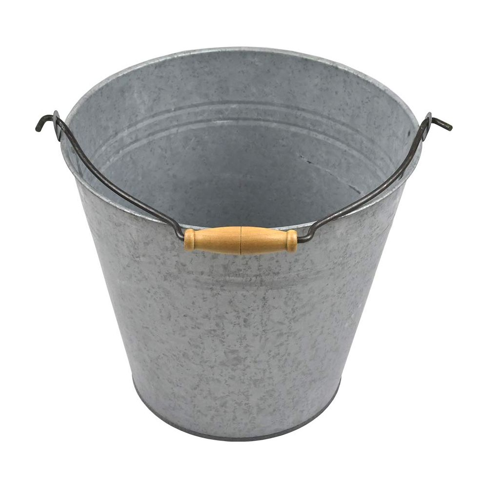 Ein verzinkter Metalleimer mit Holzgriff und Drahtbügel.