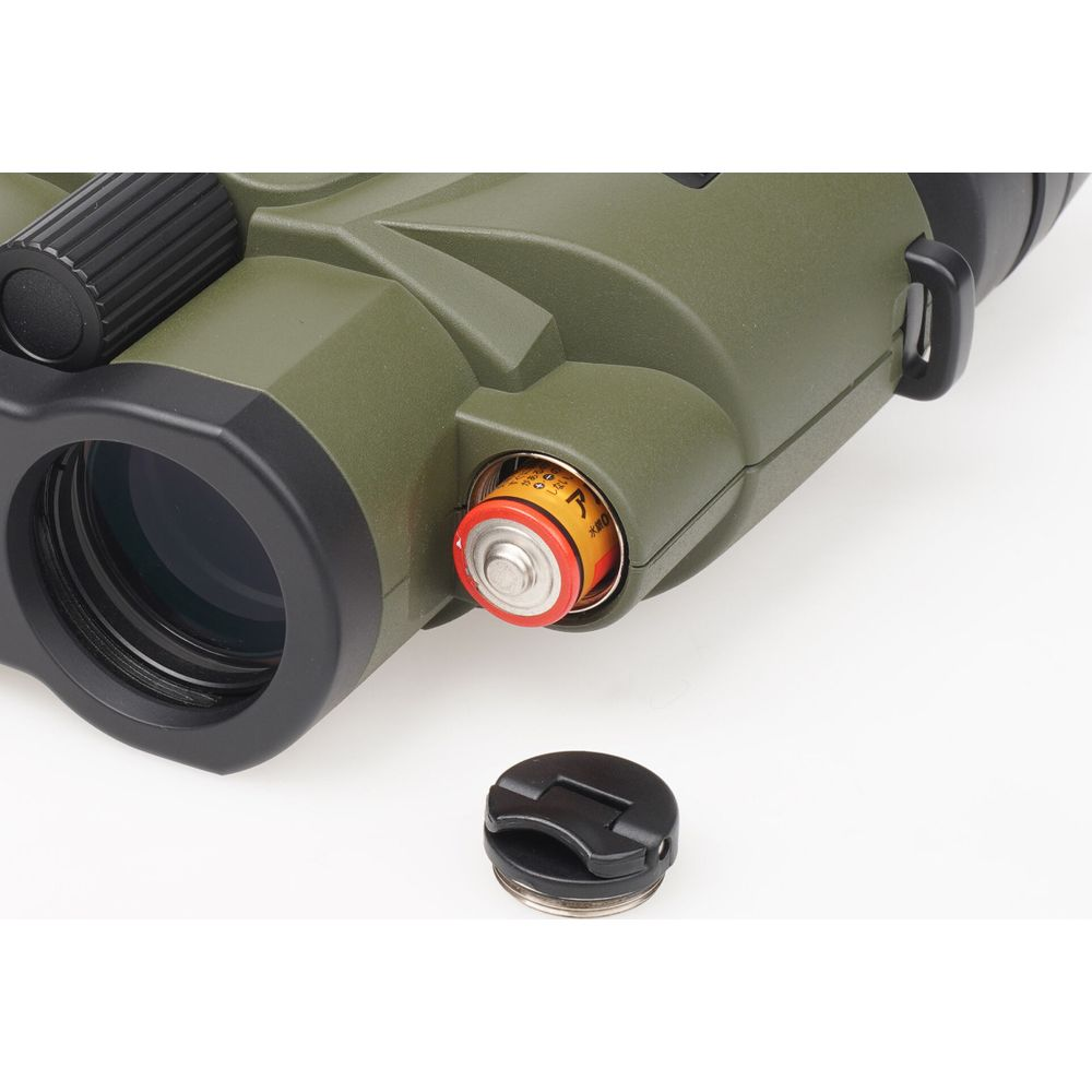 Ein grünes Fernglas mit eingelegter Batterie und abgenommenem Batteriefachdeckel.