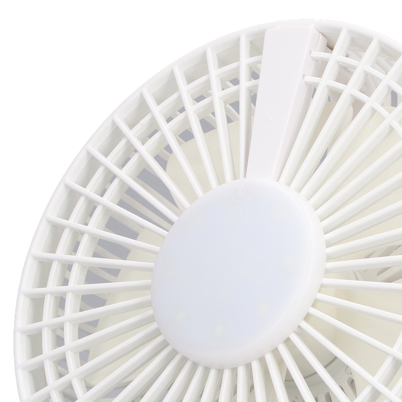 Ein weißer Ventilator mit sichtbaren Flügeln und Schutzgitter.