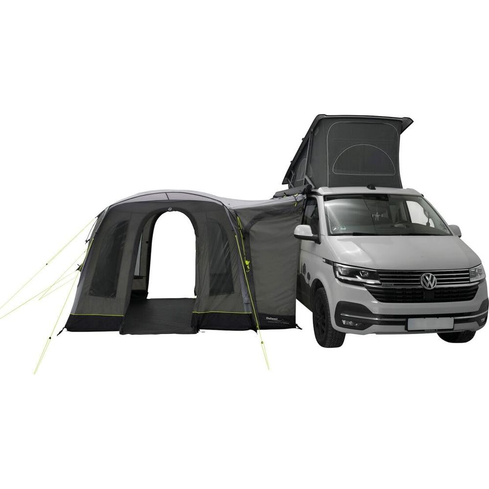 Un campervan argento con tenda sul tetto apribile e tenda a veranda.