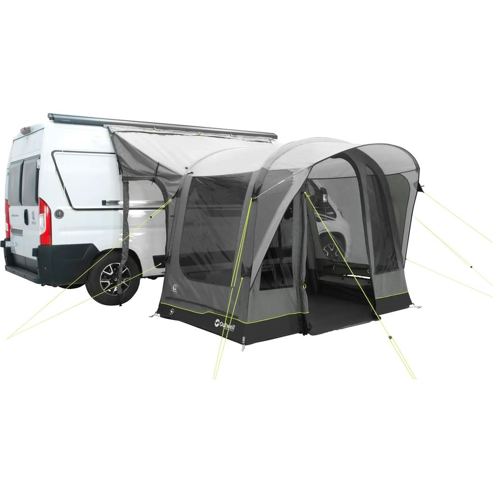 Un camper bianco con un tendalino gonfiabile grigio attaccato. Il tendalino ha finestre trasparenti e accenti verde lime.