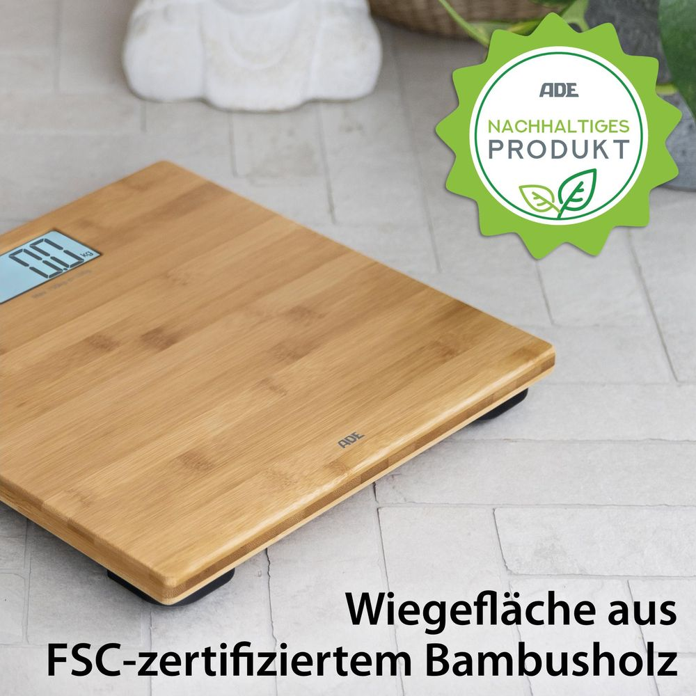 Una bilancia in legno con display digitale e sigillo di prodotto sostenibile.