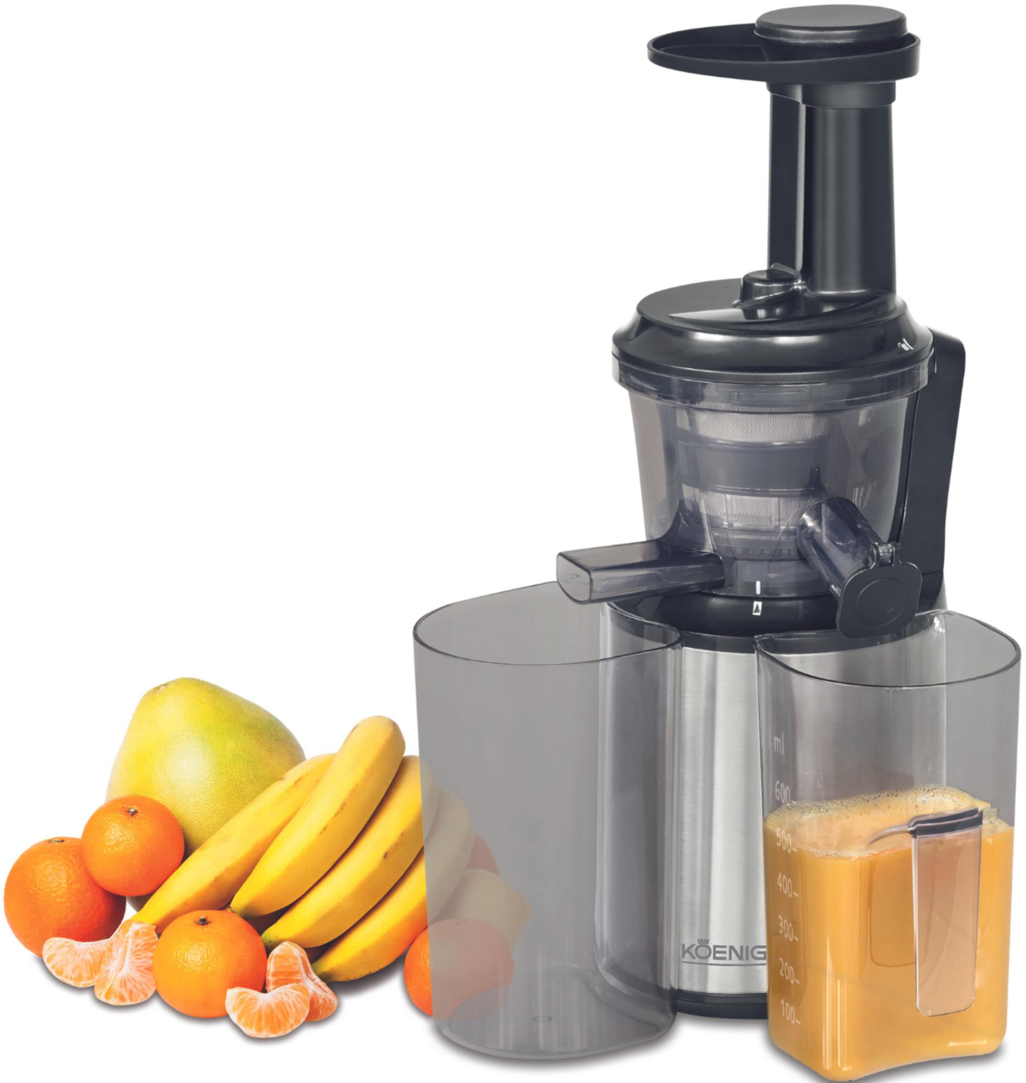 Ein Entsafter mit Früchten wie Orangen, Bananen und Pomelo. Saft ist im Behälter.