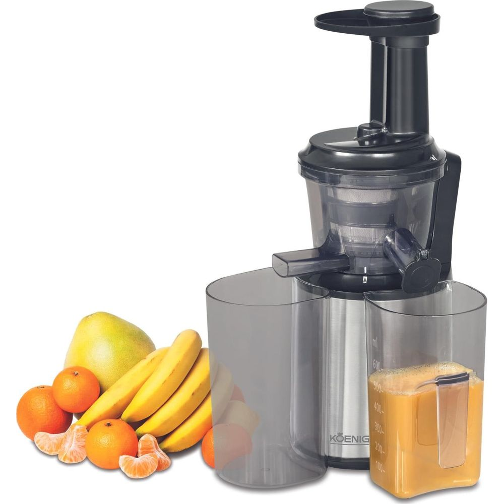 Ein Entsafter mit Obst wie Bananen, Orangen und Pampelmusen daneben.