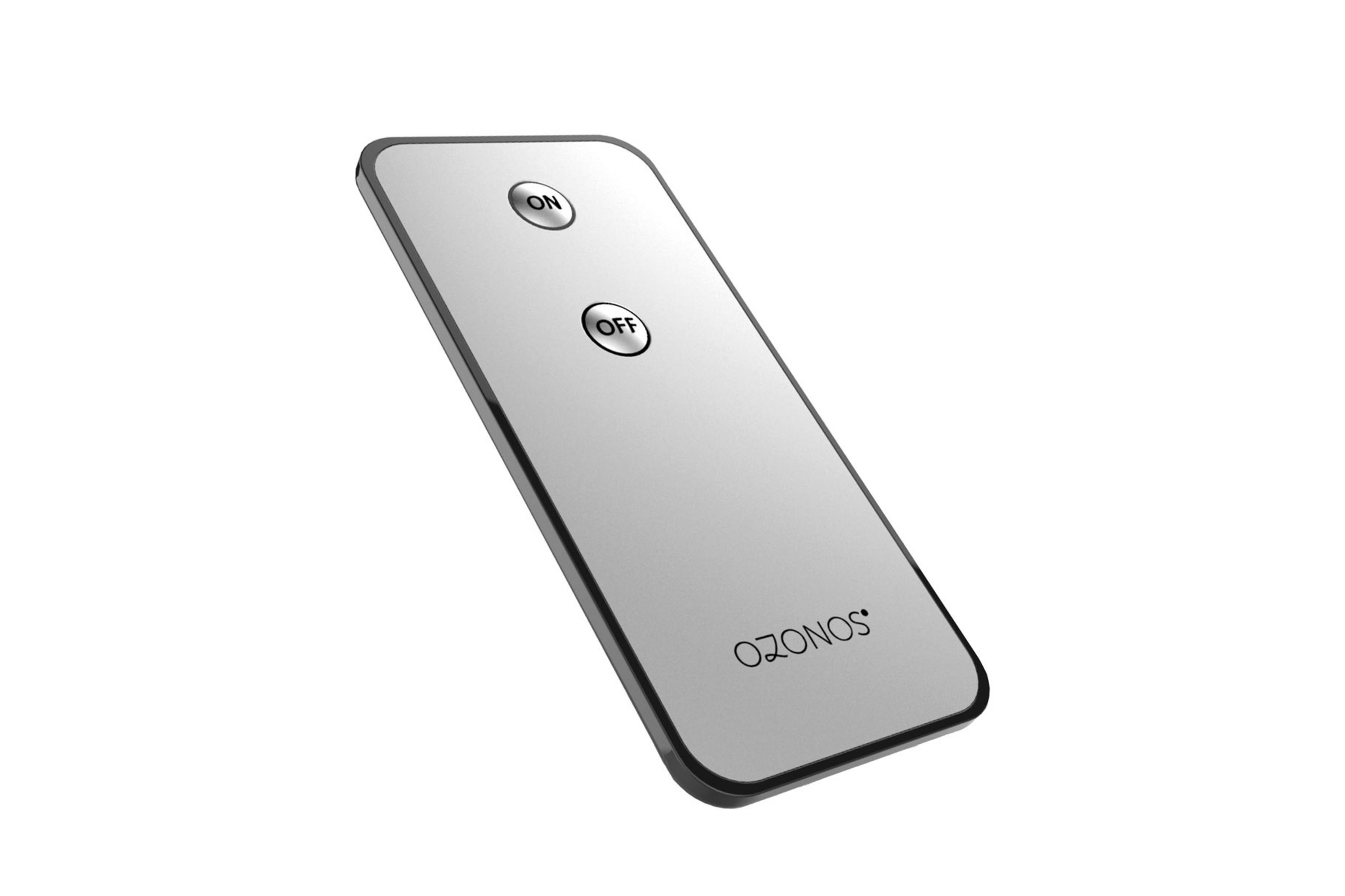 Une télécommande argentée avec boutons ON/OFF et logo OZONOS.