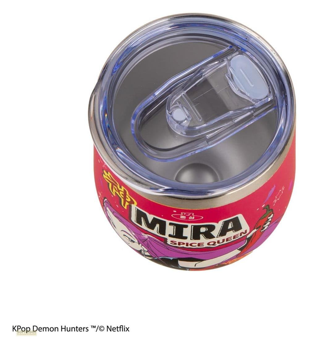 Un vaso rojo con tapa transparente muestra arte de anime de Mira, Spice Queen.