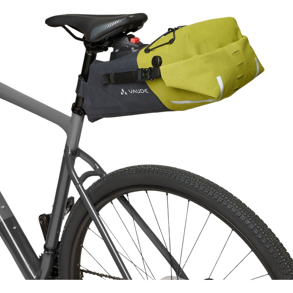 Un sac de selle de vélo jaune-vert avec logo VAUDE gris sur fond gris.