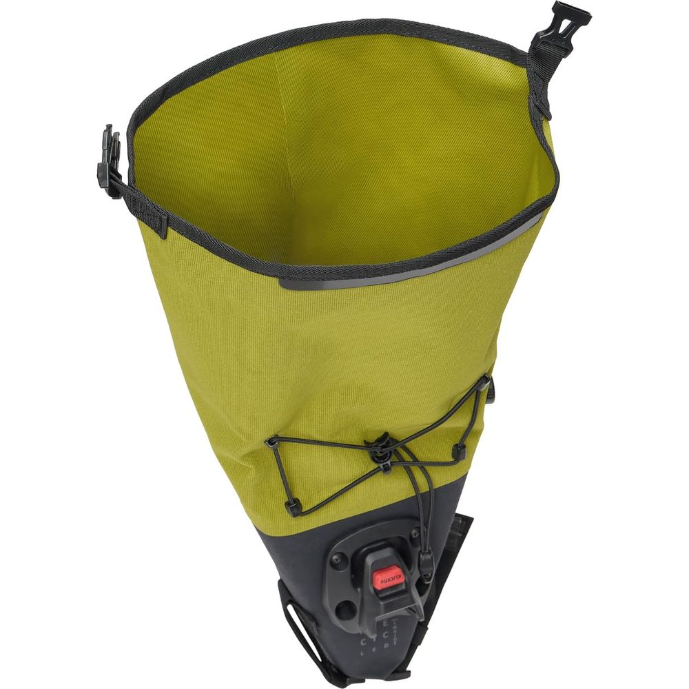 Un sac de vélo vert avec fermeture noire et cordon.