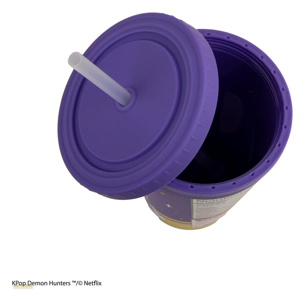 Una taza morada abierta con pajita y estampado de estrellas.