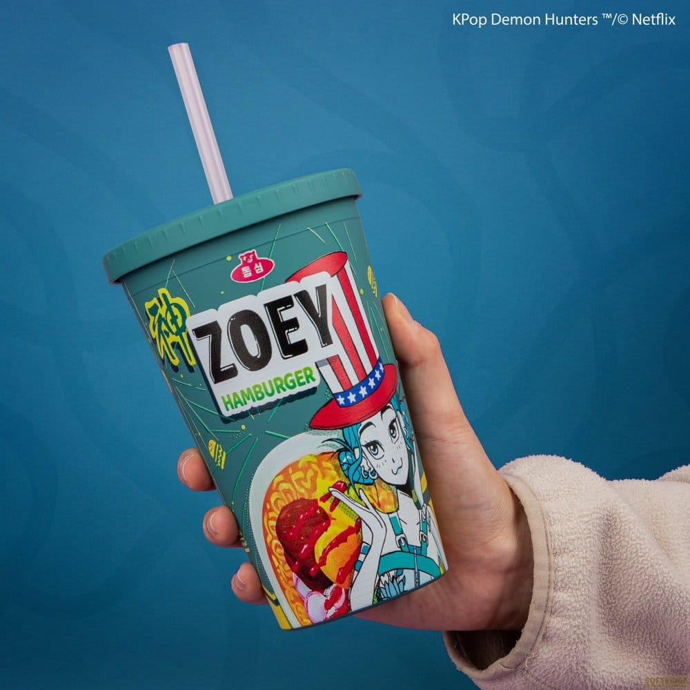 Eine Hand hält einen türkisfarbenen Becher mit "ZOEY HAMBURGER" und Anime-Kunst. Ein Strohhalm ragt heraus.