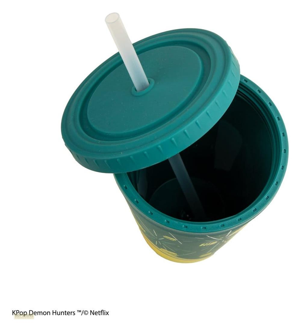 Ein grüner Becher mit Deckel und Strohhalm, der auf weißem Hintergrund steht.