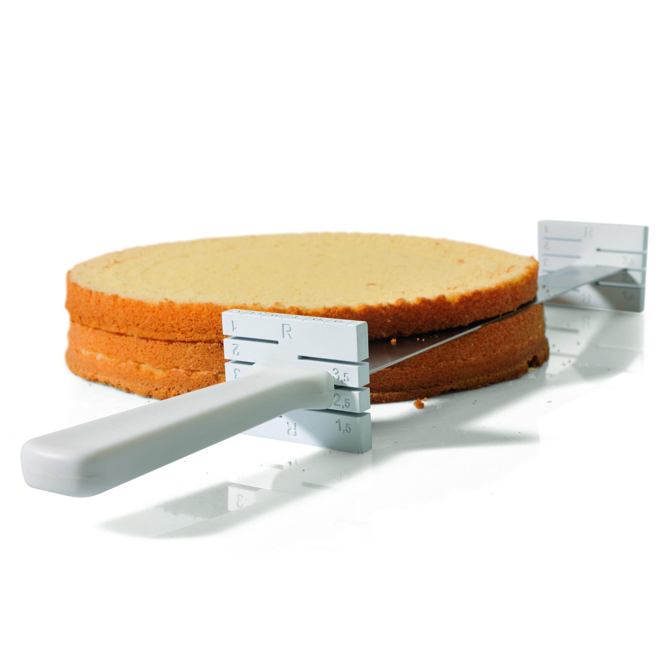 Ein Kuchen wird mit einem weißen Schneidewerkzeug mit Skala in Scheiben geschnitten.
