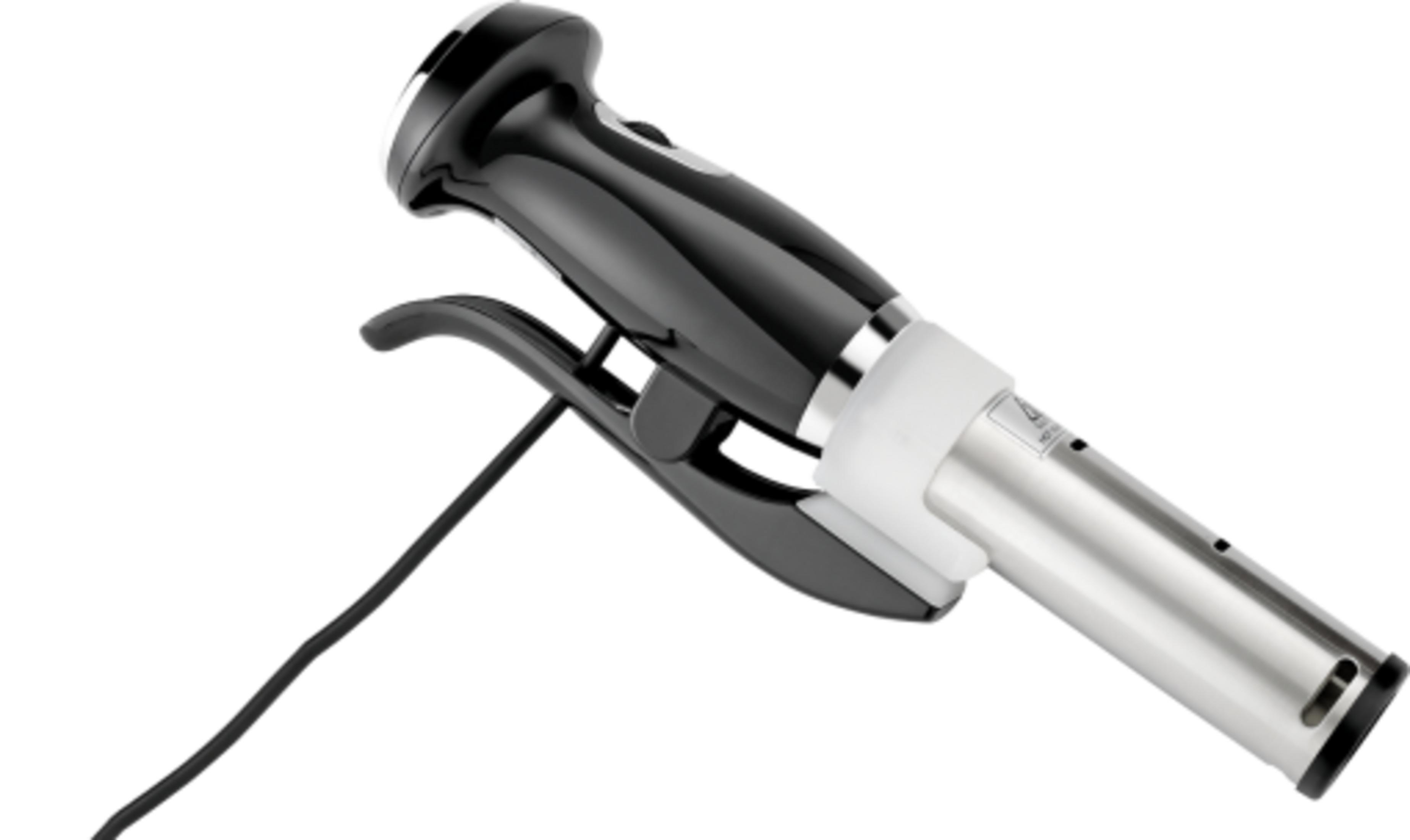 Un mixeur plongeant noir avec une partie en métal argenté et un cordon noir.