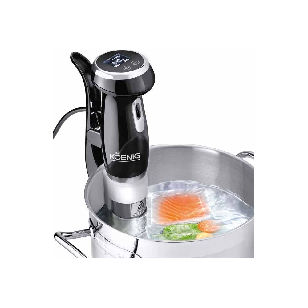 Une machine noire de sous vide avec écran LCD dans une casserole d'eau avec des aliments scellés.