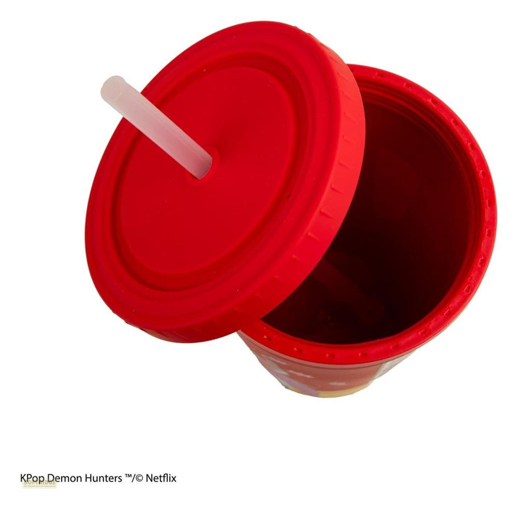 Una taza roja con pajita transparente y tapa abierta.