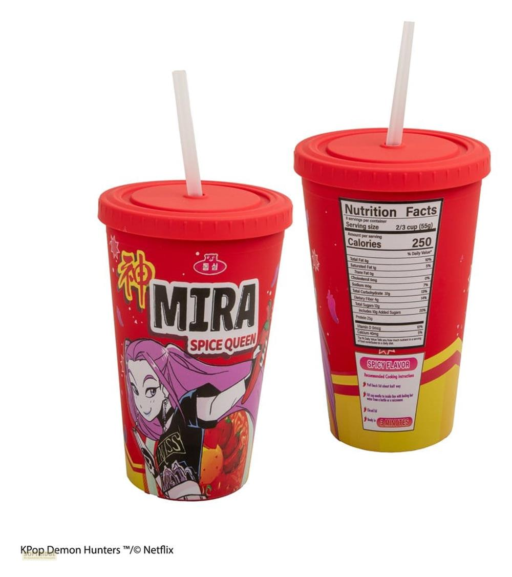 Dos vasos rojos con pajitas blancas, uno con diseño de anime, el otro con información nutricional.
