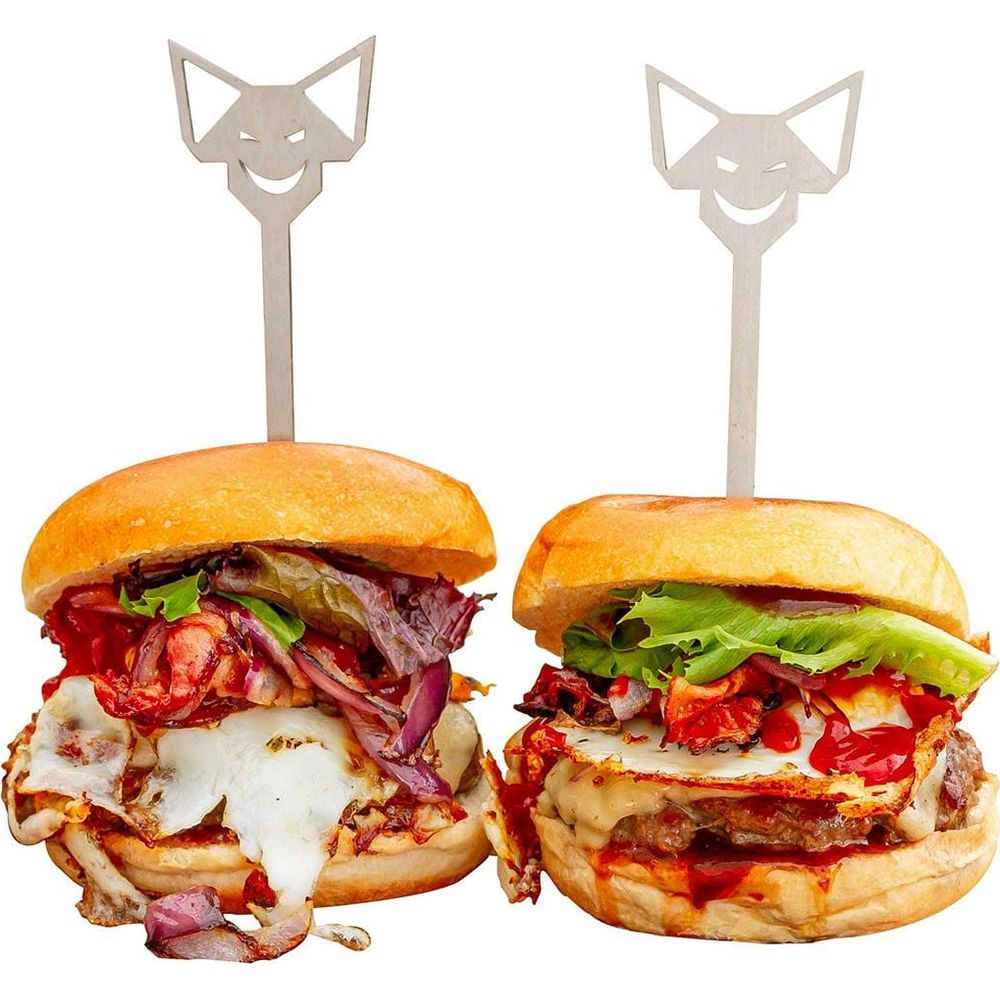 Zwei saftige Burger mit Käse, Salat und roten Zwiebeln, dekoriert mit Katzen-Picks.