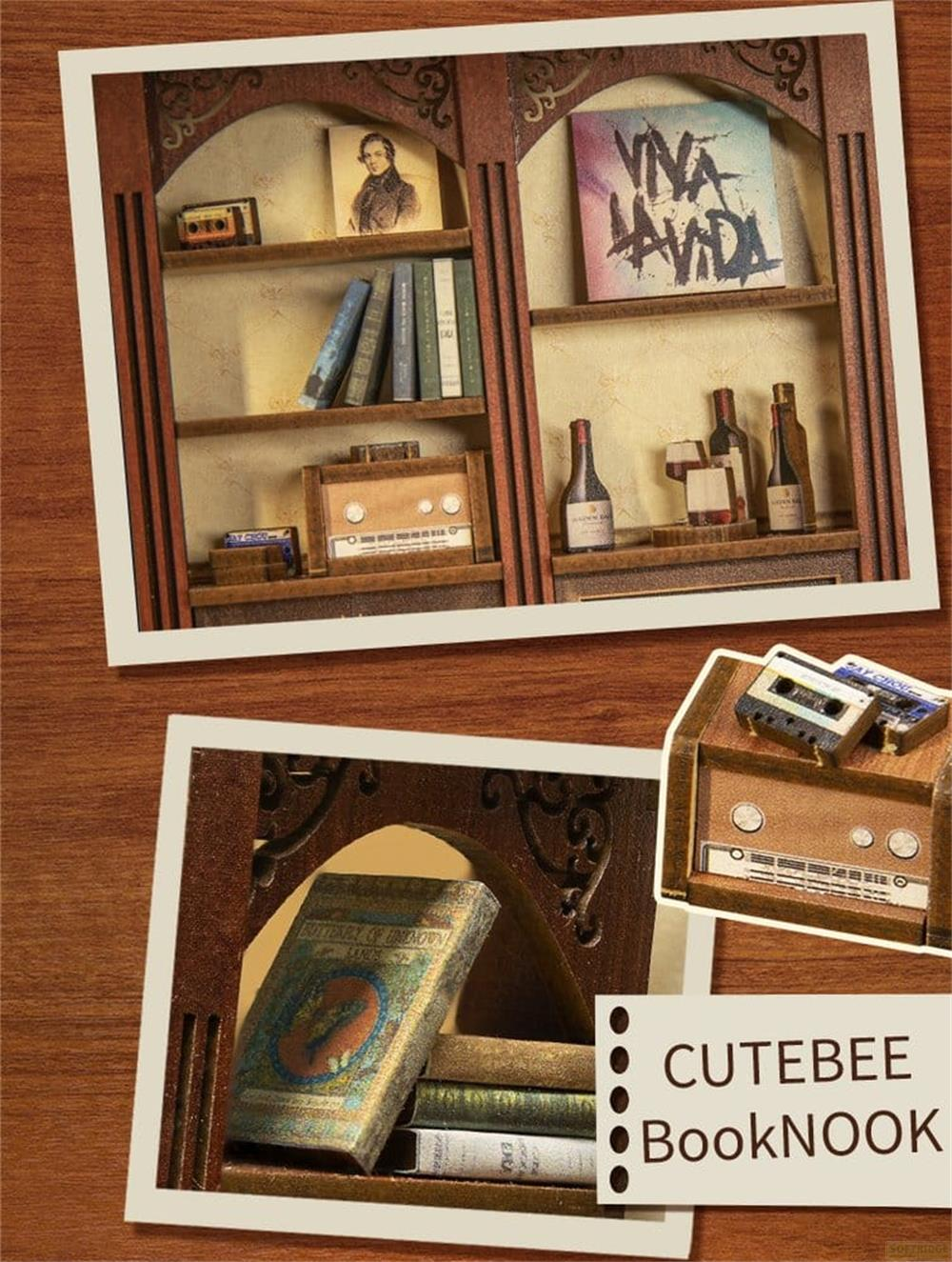 Miniaturschrank mit Büchern, Kassetten, Flaschen und Bildern.