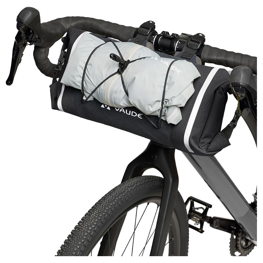 Sacoche de vélo grise à rayure blanche, fixée au guidon. Roue avant visible.