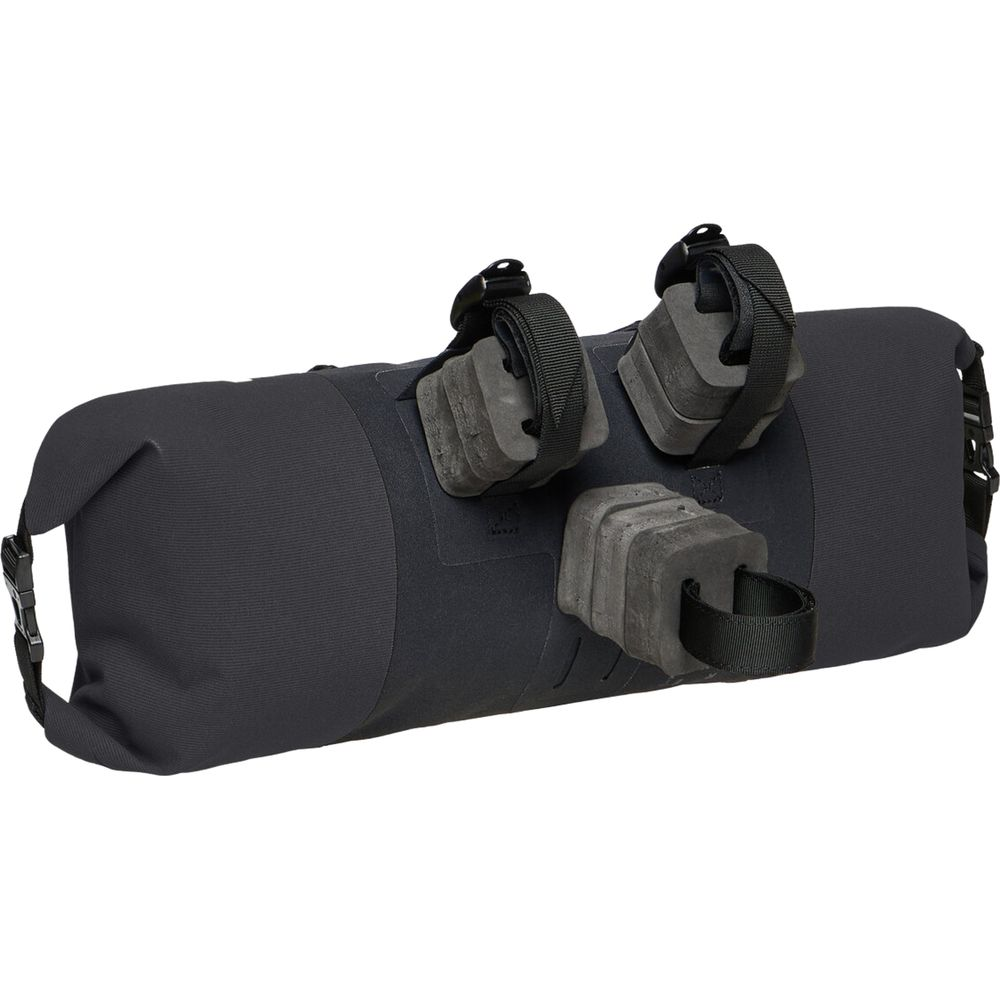 Un sac de sable noir avec trois poids gris attachés par des sangles.