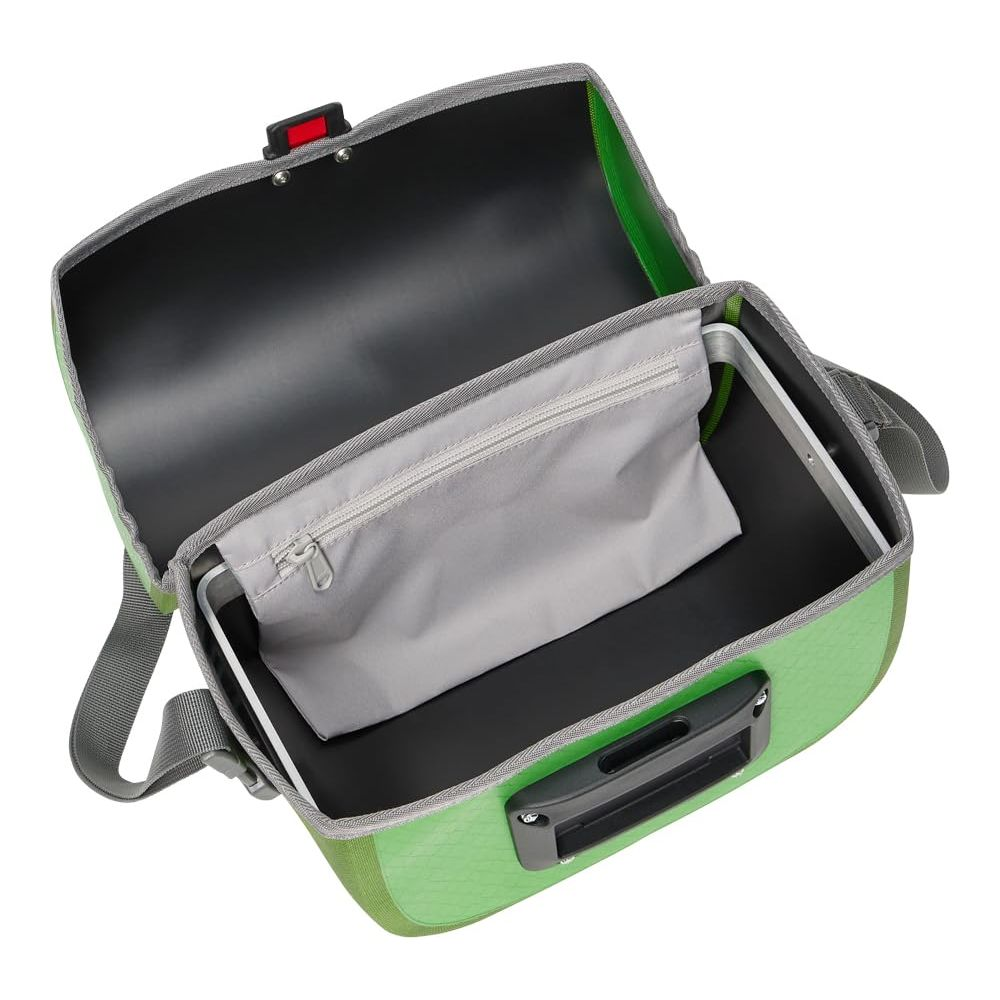 Sac vert ouvert avec intérieur gris, pochette zippée et poignée. Fond blanc.