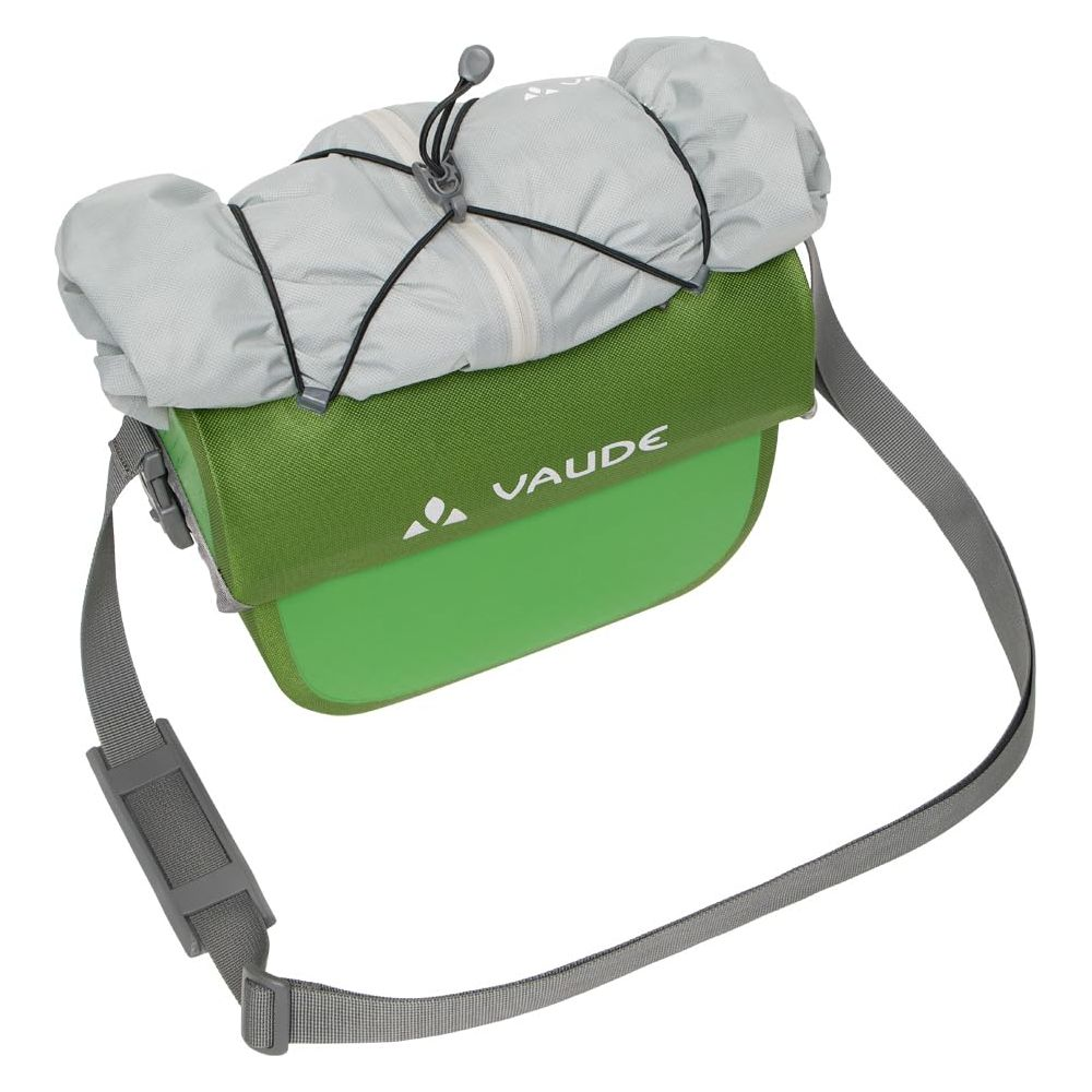 Un sac vert avec une sangle grise et un tissu gris fixé par des cordons.