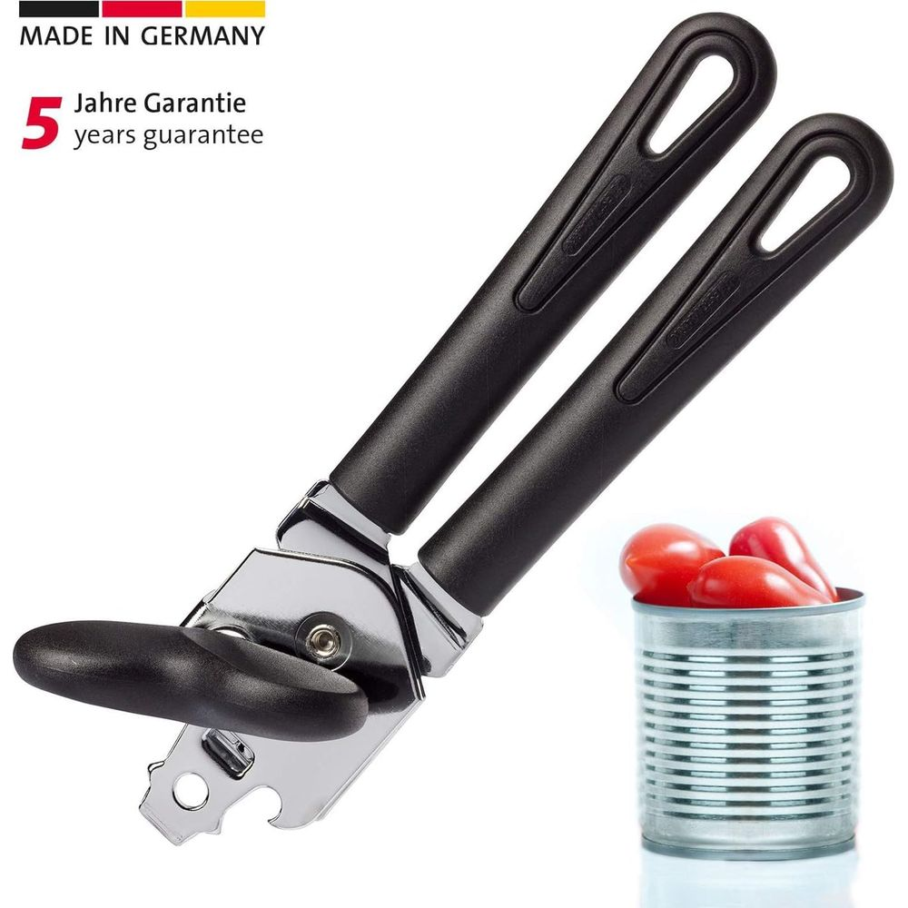 Ein Dosenöffner mit schwarzen Griffen steht neben einer Dose mit Tomaten.