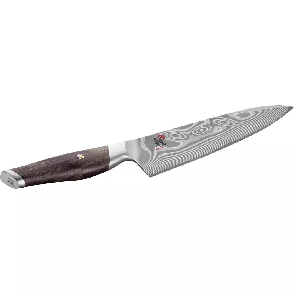 Un couteau de chef aiguisé avec un motif damassé et un manche en bois sombre.