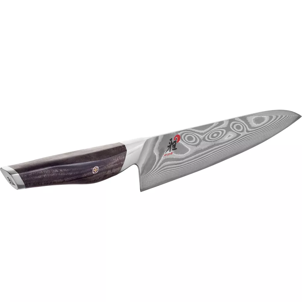 Un couteau de chef à motif damassé et manche en bois sombre sur fond blanc.