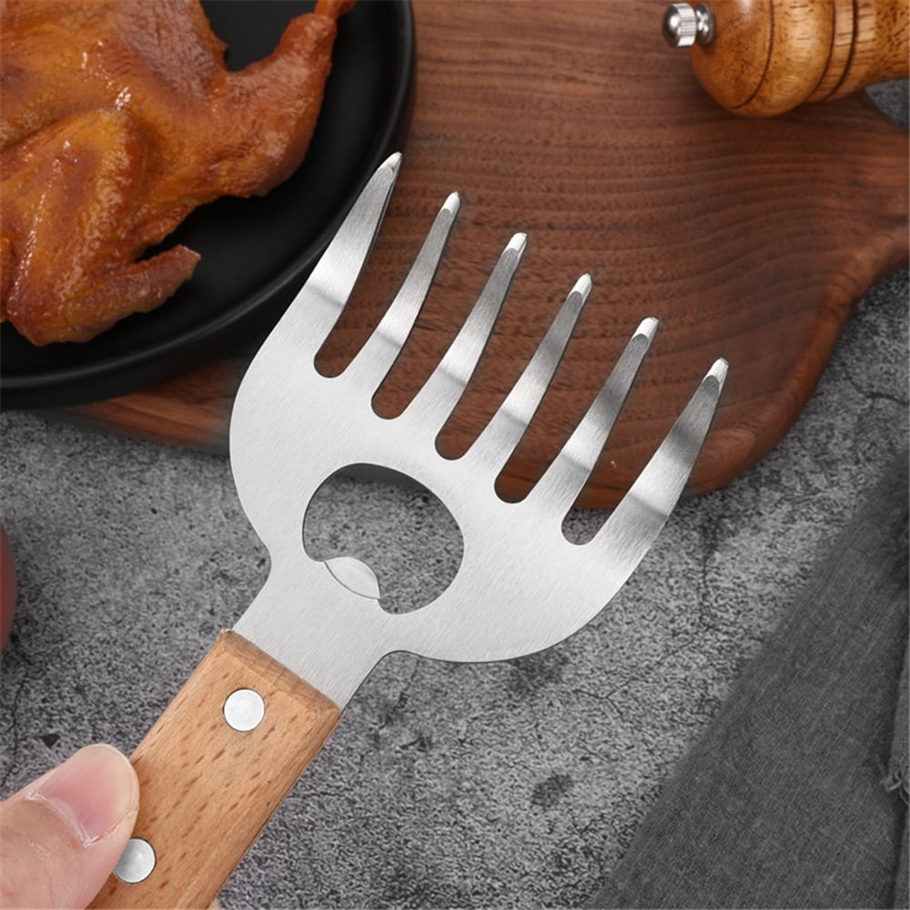 Ein metallenes Fleischgabel-Werkzeug mit Holzgriff und Flaschenöffner.