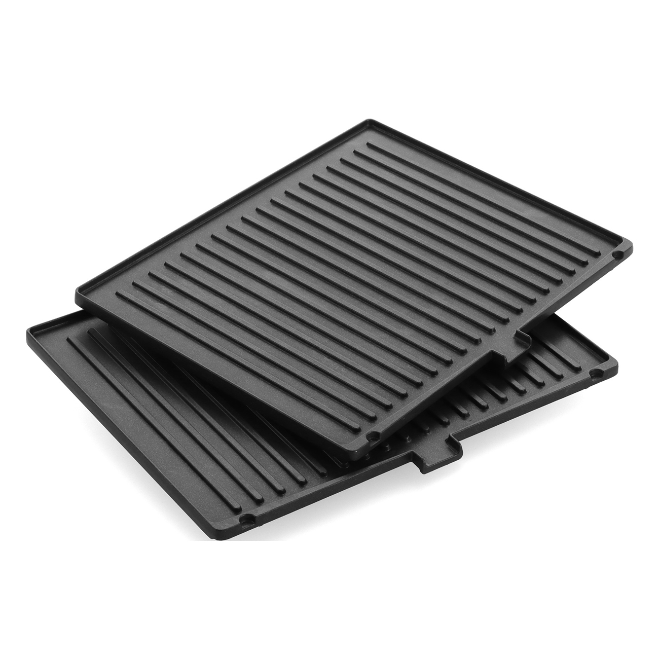 Zwei schwarze Grillplatten mit Rillen, auf weißem Hintergrund.