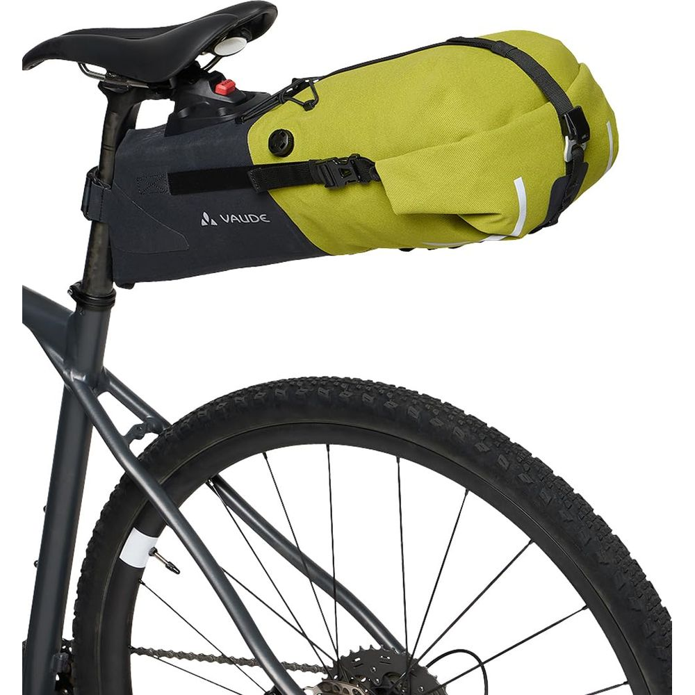 Une sacoche de selle Vaude jaune fixée à une selle et une tige de selle.
