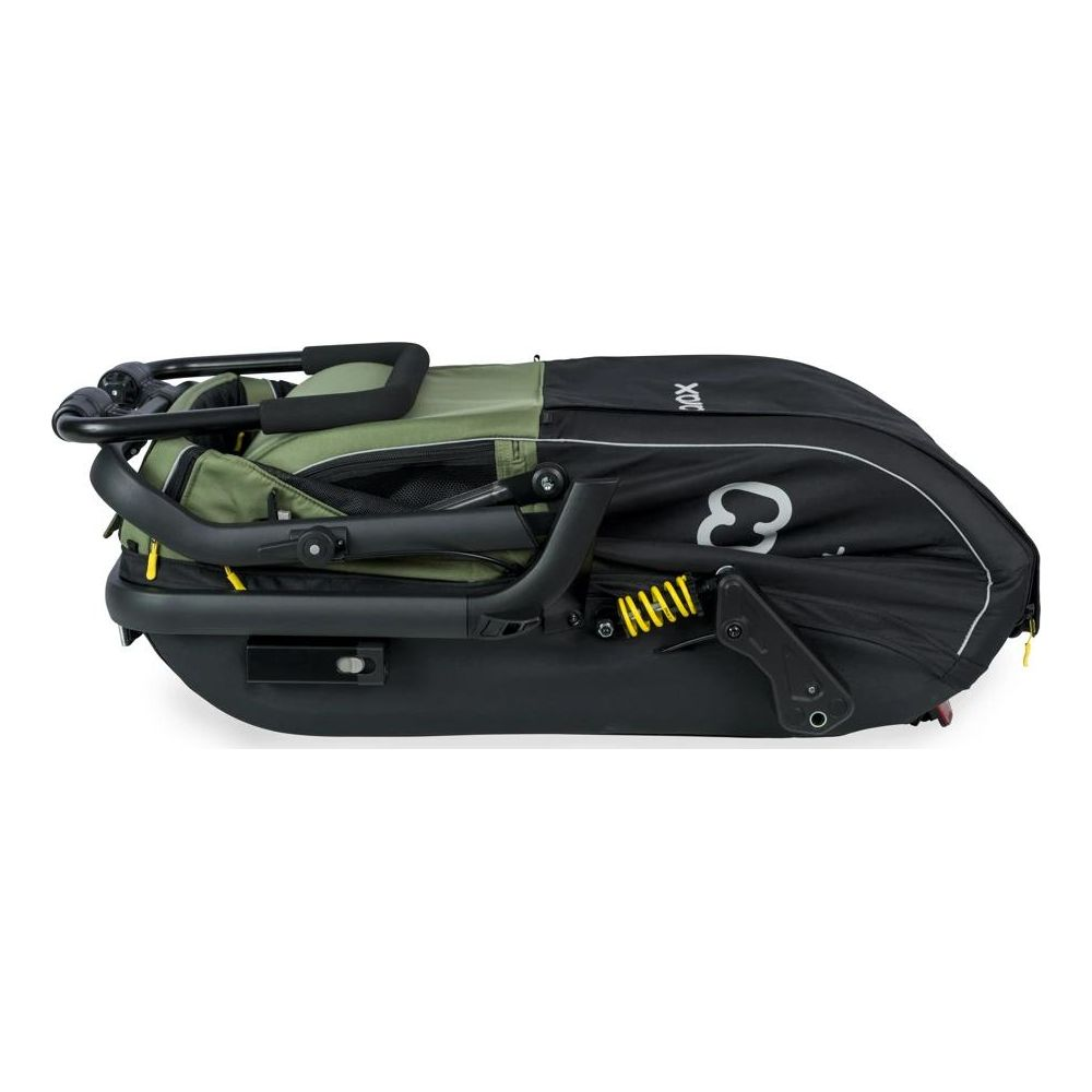 Ein zusammengeklappter Kinderwagen in Olivgrün und Schwarz mit gelben Akzenten.