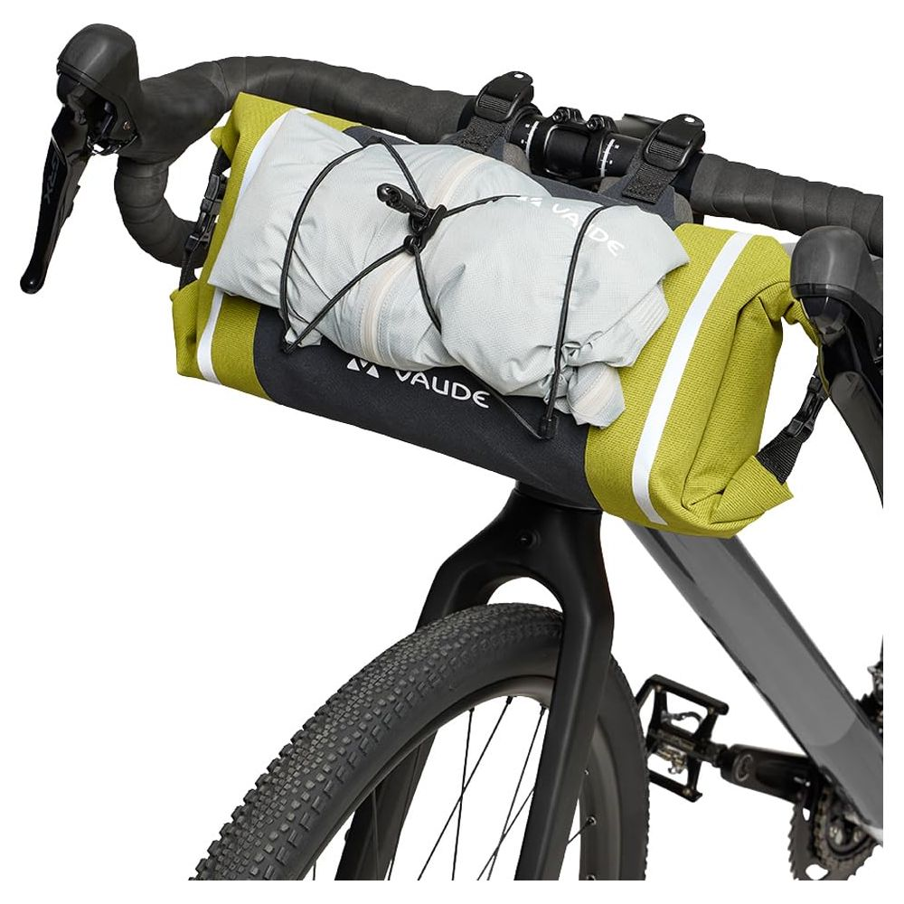 Sacoche de guidon Vaude verte et noire tenant un paquet gris. Fourche et roue de vélo visibles.