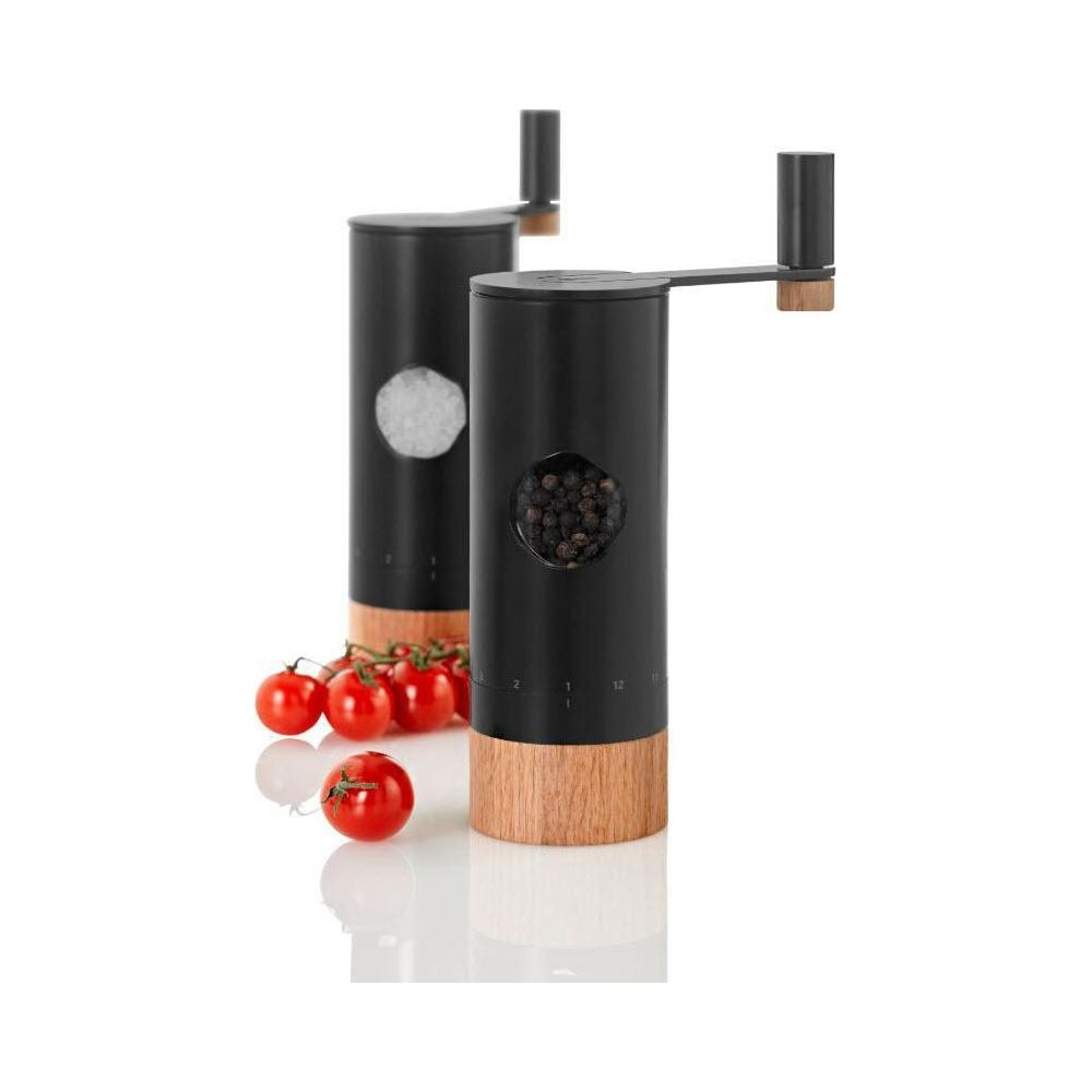 Zwei schwarze Pfeffermühlen mit Holzsockel und Kirschtomaten.