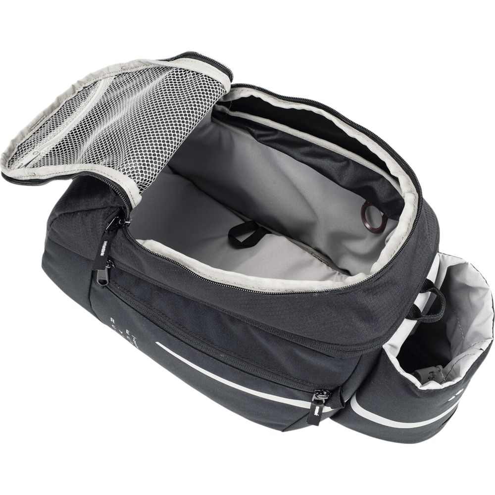 Sac à dos noir avec compartiment principal ouvert et poche en filet.