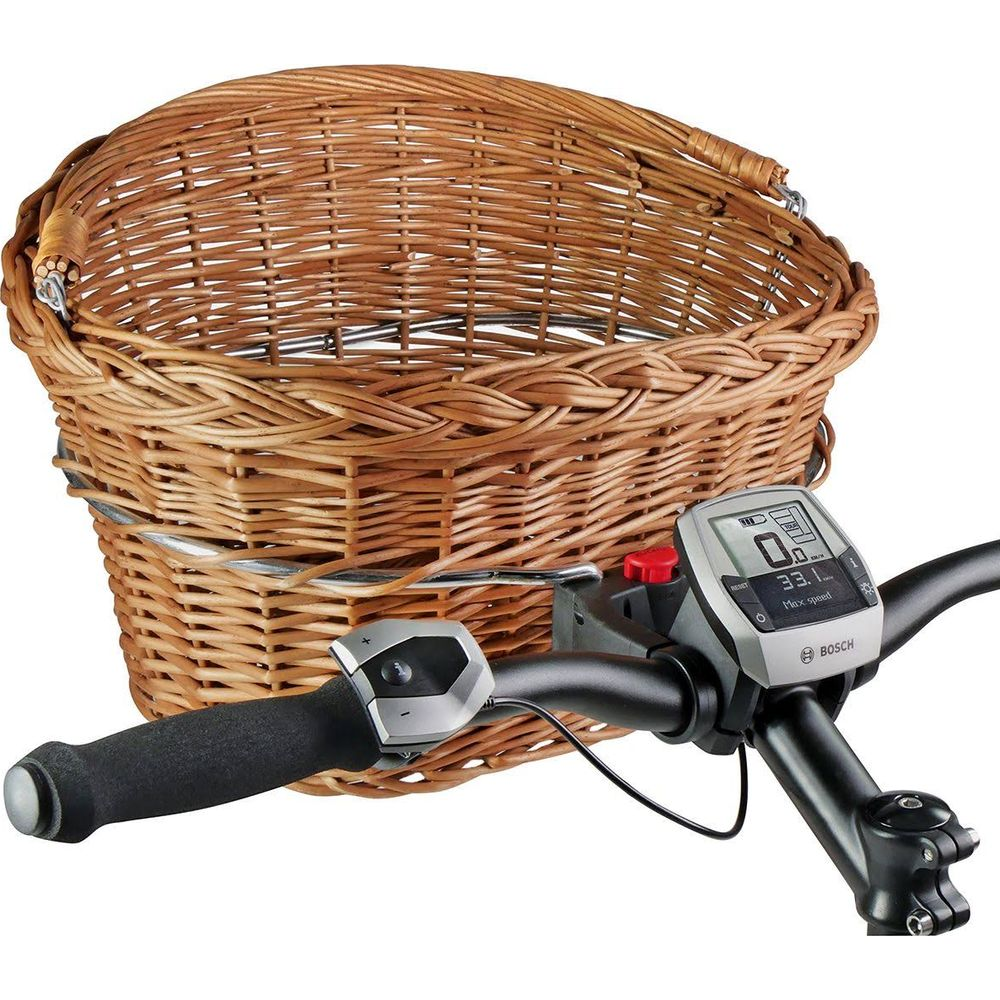 Un cestino da bicicletta in vimini e un display Bosch per e-bike.