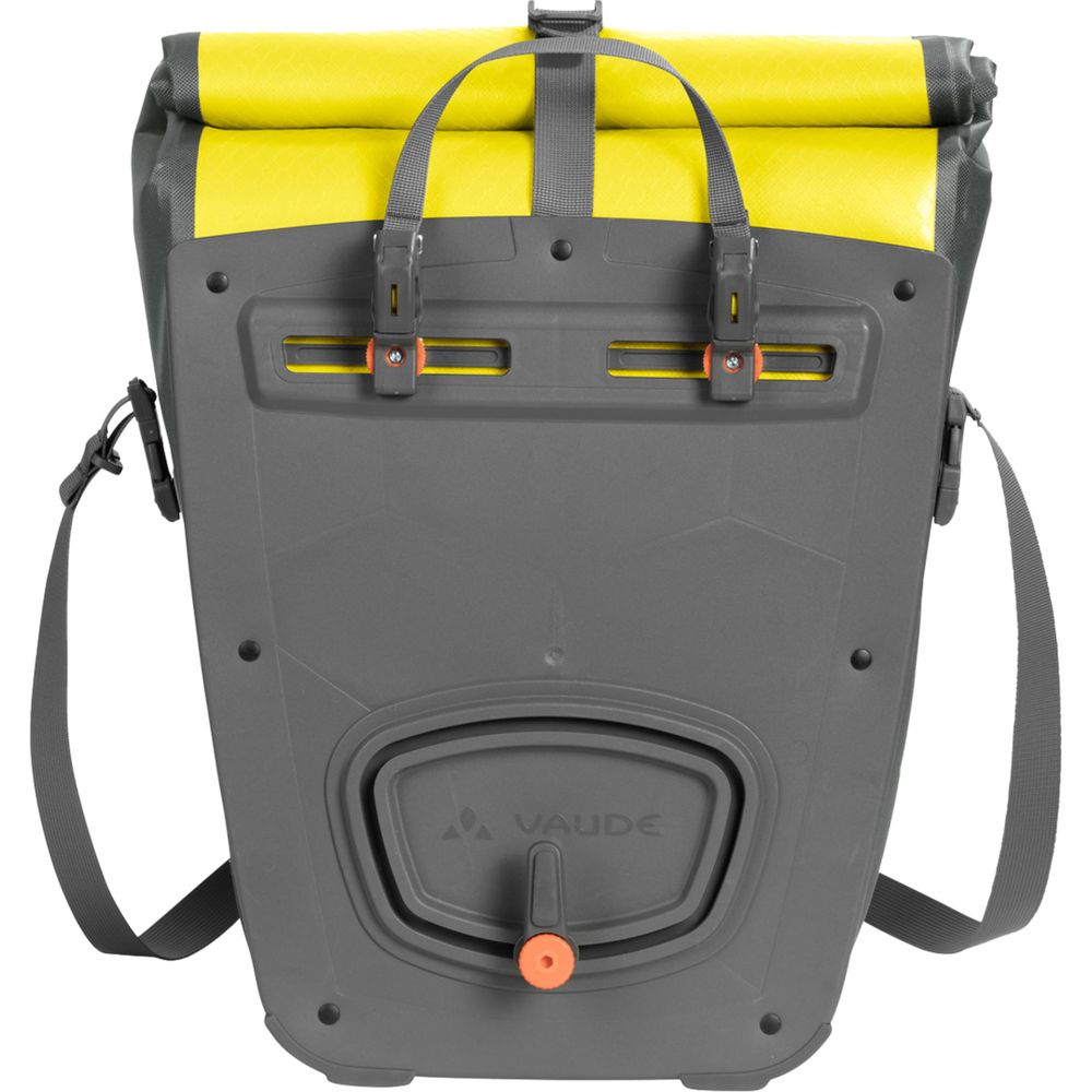 Sac de vélo gris avec dessus enroulable jaune et fermeture à torsion orange.